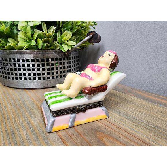 Vintage Ceramic Bikini Lady in Chair Hinged Stash Box Summer Trinket Container - Picture 2 of 8
